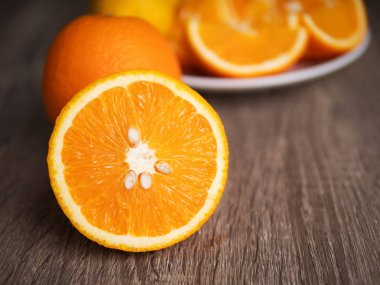 Yarım slaytta ahşap masa, yüksek vitamin meyve taze doğa olgun Orange