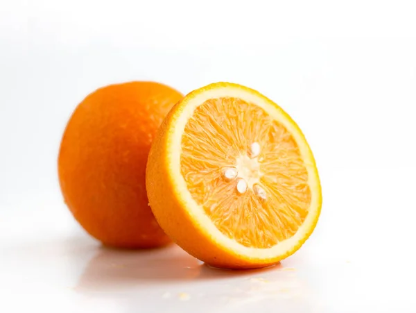 Media Diapositiva Naturaleza Fresca Naranja Madura Sobre Fondo Blanco Fruta —  Fotos de Stock