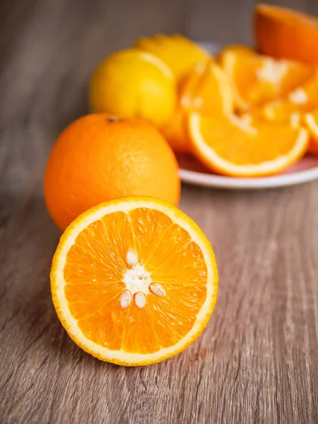Yarım slaytta ahşap masa, yüksek vitamin meyve taze doğa olgun Orange