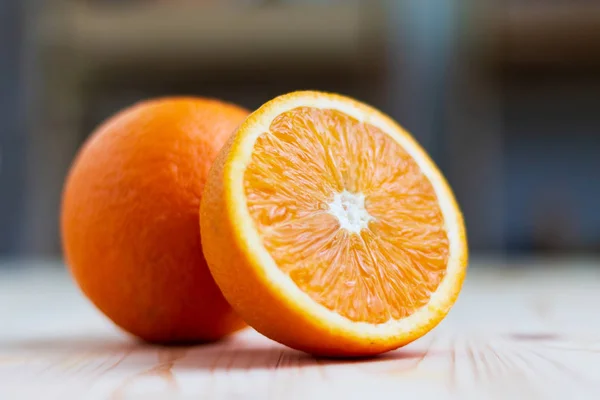 Μισή Διαφάνεια Πορτοκάλι Φρέσκο Χαρακτήρα Στο Ξύλινο Τραπέζι Υψηλή Βιταμίνη — Φωτογραφία Αρχείου