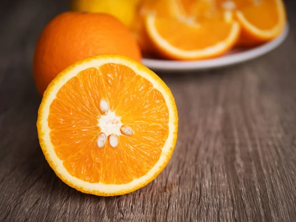 Yarım slaytta ahşap masa, yüksek vitamin meyve taze doğa olgun Orange
