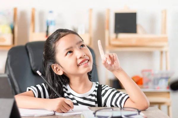 Asiática Niña Haciendo Tarea Señalando Dedo Mesa Madera Seleccionar Enfoque —  Fotos de Stock