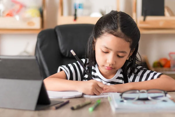 Asiática Niña Haciendo Tarea Madera Mesa Seleccionar Foco Superficial Profundidad — Foto de Stock