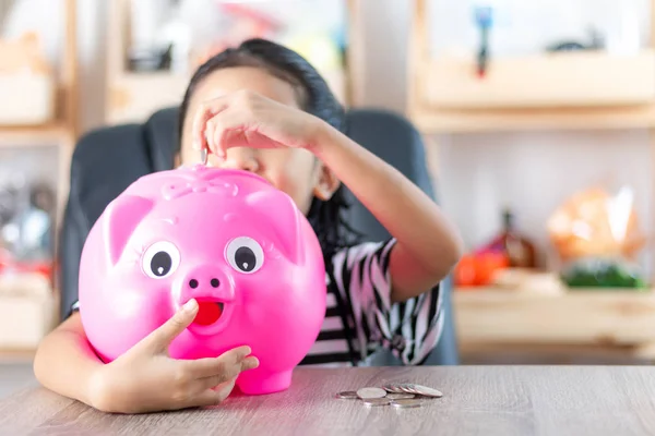 Asiática Niña Poner Moneda Alcancía Poco Profunda Profundidad Campo Seleccionar — Foto de Stock