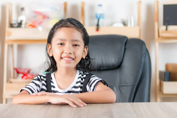 Portrait Sourire Asiatique Petite Fille Assise Table Bois — Photo