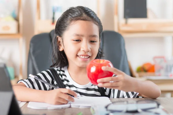 Asiática Niña Haciendo Tarea Señalando Dedo Mesa Madera Seleccionar Enfoque — Foto de Stock