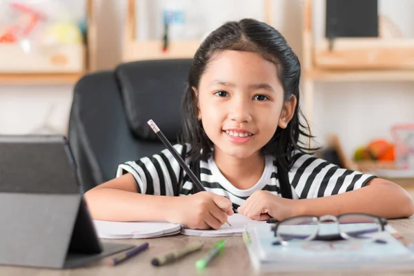 Asiática Niña Haciendo Tarea Señalando Dedo Mesa Madera Seleccionar Enfoque —  Fotos de Stock