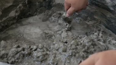 Mala kullanan adam elinde harç önce DIY saptamak Çimento beton karışımı