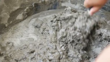Mala kullanan adam elinde harç önce DIY saptamak Çimento beton karışımı