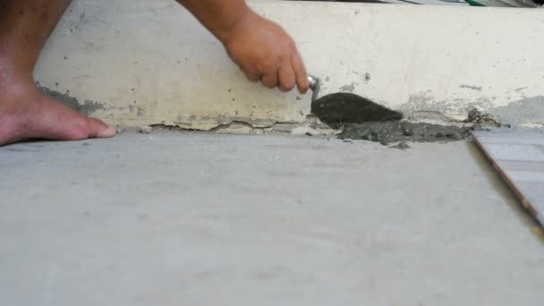 Rukou člověka pomocí stěrky a Malty pro diy oprava cementového betonu