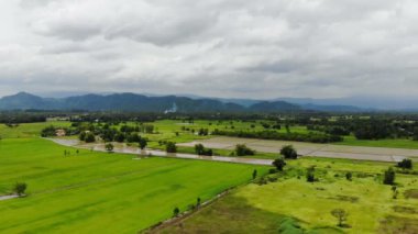 4 k dron shot havadan görünümü doğal peyzaj tarım çiftliği kuru kırsal kesimde