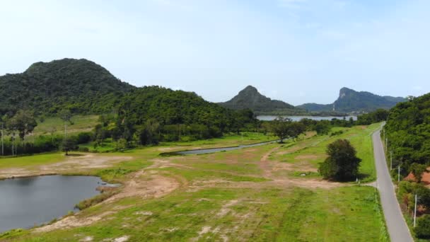 タイの自然の山と森の場所の ドローンのショット撮風光明媚な風景 — ストック動画