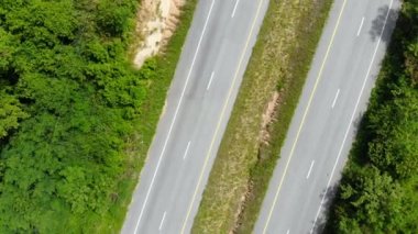 4 k uçağın shot yüksek açı karayolu trafik kırsal, havadan görünümü araba kamyon ve motosiklet taşıma
