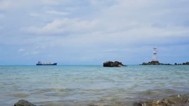 风景秀丽的风景海波浪与多云天空的岩石海滩 — 图库视频影像