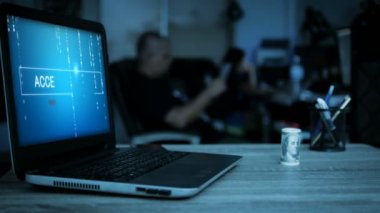 Hacker el dizüstü bilgisayar monitöründen karanlık tonu ve siber ağ güvenliği kavramı için işlenmiş tahıl ile masada para çalmak için hareket