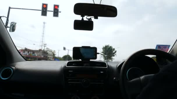 時間経過は ぼかしと動きの動きを処理して道路上の車を運転する男 — ストック動画