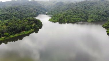 4K Drone kırsal bölgedeki tarım çiftliğinin hava manzaralı manzarasını çekti