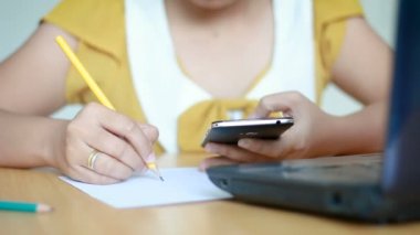Uygulama ve kablosuz aygıt kavram odak alan sığ derinliği seçin için hareket eden smartphone kullanan kadın eli