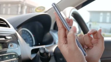 Uygulama ve kablosuz aygıt kavram odak alan sığ derinliği seçin için hareket eden smartphone kullanan kadın eli