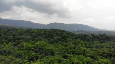 Drone kırsal tarım çiftliğinin doğal manzara havadan görünümü vurdu