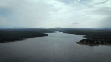 Drone kırsal tarım çiftliğinin doğal manzara havadan görünümü vurdu