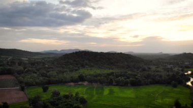 Drone kırsal tarım çiftliğinin doğal manzara havadan görünümü vurdu