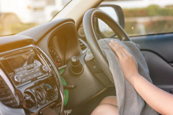 Mãos Mulher Usando Tecido Microfibra Para Limpar Interior Carro Suv — Fotografia de Stock