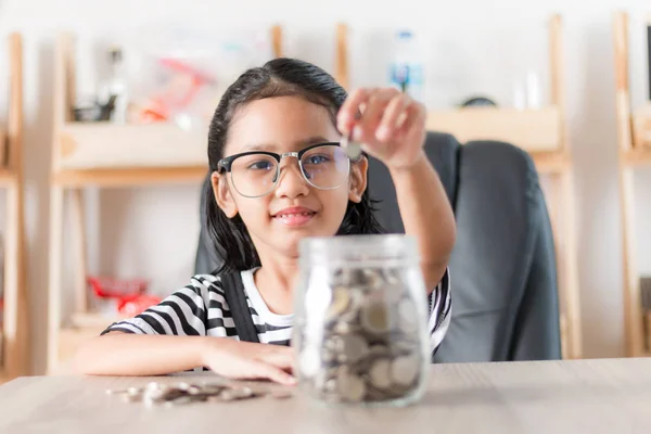 Asiática Niña Colocación Moneda Frasco Vidrio Para Ahorrar Dinero Concepto — Foto de Stock