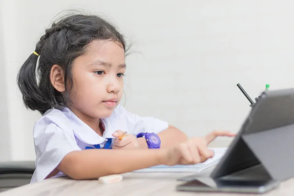 Aziatische Meisje Student Uniform Huiswerk Het Gebruik Van Tablet Houten — Stockfoto