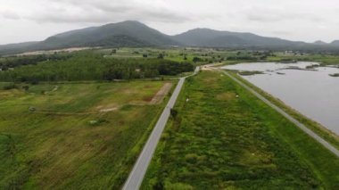 4 k uçağın shot havadan görünümü doğal manzara büyük nehir reservoir baraj ve doğa orman ve dağ kırsal