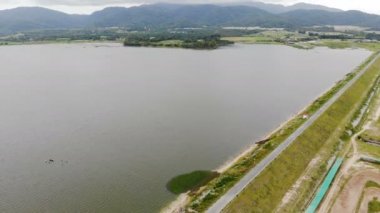 4 k uçağın shot havadan görünümü doğal manzara büyük nehir reservoir baraj ve doğa orman ve dağ kırsal