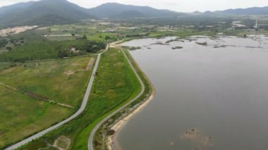 4 k uçağın shot havadan görünümü doğal manzara büyük nehir reservoir baraj ve doğa orman ve dağ kırsal