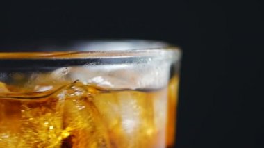 Bardağa köpüklü bira dökülüyor.