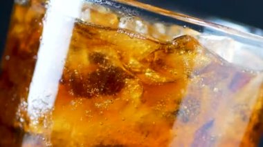 Bardağa köpüklü bira dökülüyor.