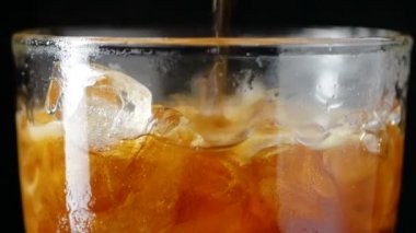 Bardağa köpüklü bira dökülüyor.