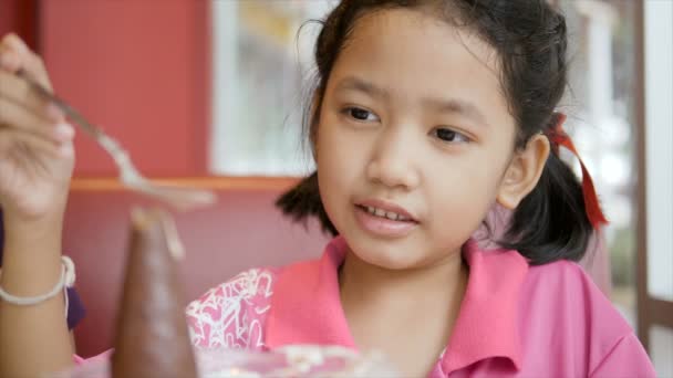 Cámara Lenta Asiática Niña Comer Helado Con Felicidad — Vídeos de Stock