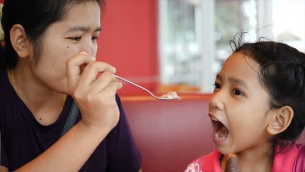 Slow Motion Asiatique Petite Fille Mange Crème Glacée Avec Bonheur — Video