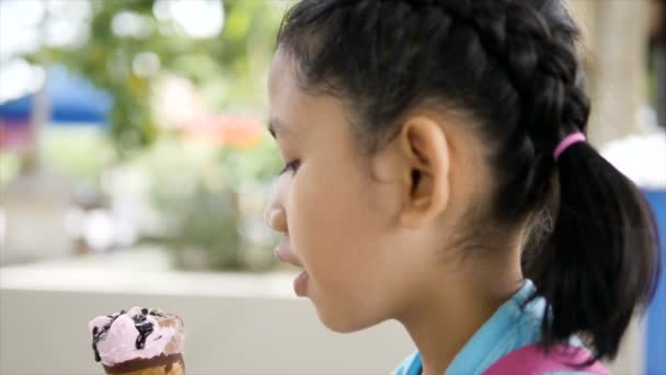 Slow Motion Asian Little Girl Jest Jedzenie Lody Szczęściem — Wideo stockowe