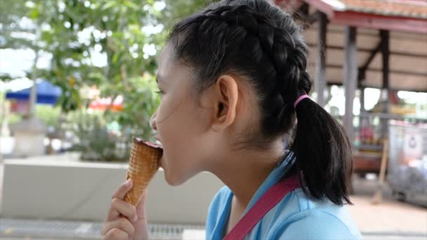 Slow Motion Asian Little Girl Jest Jedzenie Lody Szczęściem — Wideo stockowe