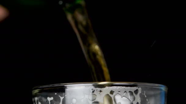 Bier Gieten Het Glas Met Schuim Bel Tegen Donkere Achtergrond — Stockvideo
