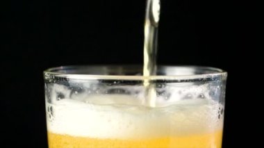 4 k yavaş bira cam balon koyu arka plan karşı içine dökme