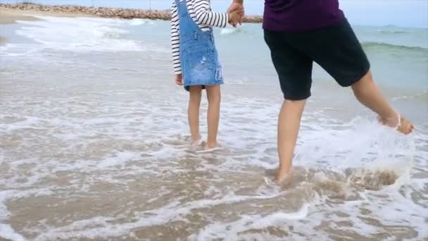 Slow Motion Asian Little Girl Mother Playing Beach — Stock Video