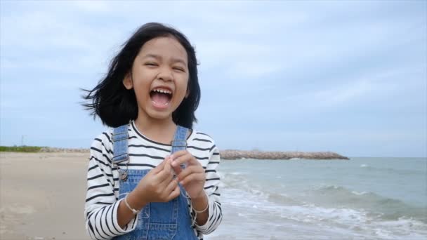 慢动作亚洲小微笑和笑在海滩上 — 图库视频影像