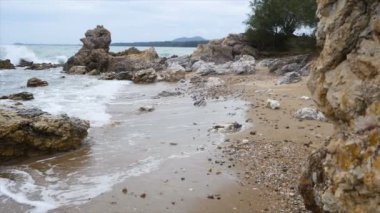 Ağır çekim deniz dalga kıyıya beach taş ve kaya
