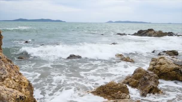 Olas Mar Cámara Lenta Costa Playa Con Piedra Roca — Vídeos de Stock