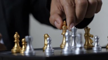 İş adamı ve satranç oynayan kadın el