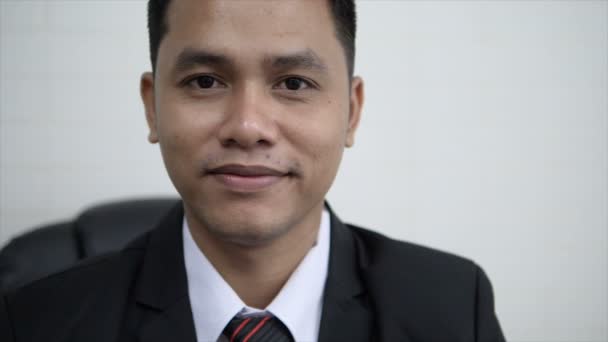 Asiático Hombre Negocios Sonriendo Con Felicidad — Vídeos de Stock