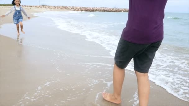 Câmera Lenta Menina Asiática Correndo Para Abraçar Mãe Praia — Vídeo de Stock