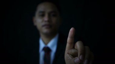 Asya İşadamı görsel efekt ile hologram sanal teknoloji kullanarak Daire şekil insanlar simgesi ve karanlık ve tahıl işlenmiş ile sosyal ağ siber fütüristik teknoloji konsepti için dünya haritası bağlantı hattı