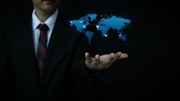 亚洲商人使用全息图虚拟技术与视觉效果圆形状人物图标和世界地图连接线为社交网络网络未来技术概念与黑暗和谷物处理 — 图库视频影像